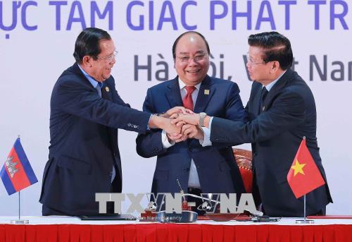 Ba Thủ tướng thể hiện tinh thần đoàn kết và hợp tác 3 nước sau khi ký kết Tuyên bố chung Hội nghị Cấp cao hợp tác Khu vực Tam giác phát triển Campuchia - Lào - Việt Nam lần thứ 10. Ảnh: TTXVN
