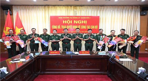 Thường vụ Đảng ủy Quân khu trao quyết định điều động, bổ nhiệm cán bộ