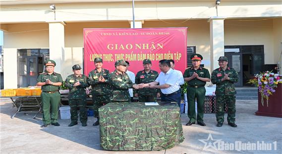 Thắm tình quân dân trên đường hành quân