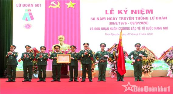 Lữ đoàn Thông tin 601 đón nhận Huân chương Bảo vệ Tổ quốc hạng Nhì
