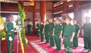 Đoàn công tác Quân khu 1 dâng hương tri ân các Anh hùng liệt sĩ