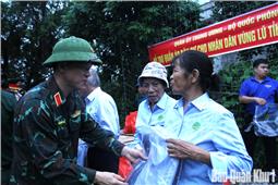 Quân khu 1 tiếp nhận, cấp phát 20.000 bộ quần áo dân sự hỗ trợ nhân dân vùng lũ