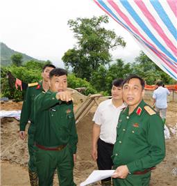 Thủ trưởng BTL Quân khu kiểm tra tiến độ xây dựng nhà văn hóa thôn Pù Lùng 1, xã Xuân Lạc, huyện Chợ Đồn, tỉnh Bắc Kạn