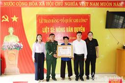 Trao Bằng “Tổ quốc ghi công” cho thân nhân liệt sĩ Nông Văn Quyền
