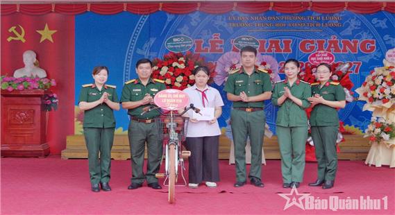 Nâng bước em tới trường