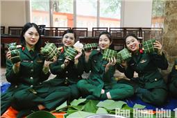 Chi đoàn Văn phòng Bộ Tư lệnh Quân khu tổ chức gói bánh chưng đón Xuân