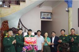 Bộ CHQS tỉnh Bắc Ninh: Tặng quà, động viên thanh niên trước ngày nhập ngũ