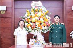 Thiếu tướng Nguyễn Văn Lịch, Phó Tư lệnh Quân khu thăm, chúc mừng Bệnh viện Trung ương Quân đội 108