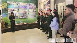 Toà án quân sự Quân khu dâng hoa, dâng hương tưởng niệm Chủ tịch Hồ Chí Minh và các Anh hùng liệt sĩ 