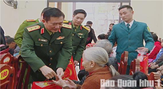 Trung tướng La Công Phương tặng quà, chúc tết phường Tích Lương, tỉnh Thái Nguyên