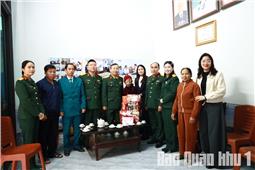 Bộ CHQS tỉnh Thái Nguyên thăm, tặng quà Bà mẹ Việt Nam Anh hùng