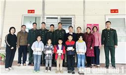 Tòa án quân sự Quân khu tặng quà cho các em học sinh có hoàn cảnh khó khăn tại xã Võ Nhai, tỉnh Thái Nguyên