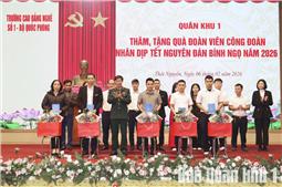 Quân khu thăm, tặng quà đoàn viên công đoàn tại Trường Cao đẳng Nghề số 1 - Bộ Quốc phòng