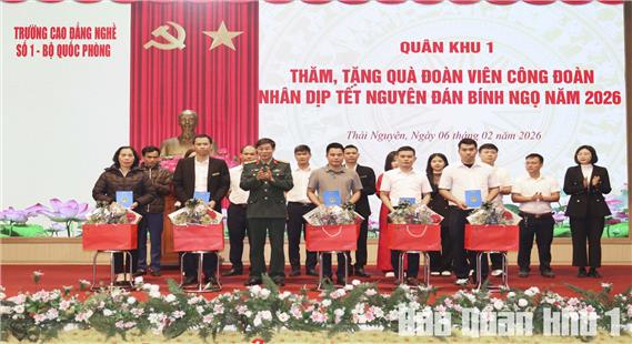Quân khu thăm, tặng quà đoàn viên công đoàn tại Trường Cao đẳng Nghề số 1 - Bộ Quốc phòng