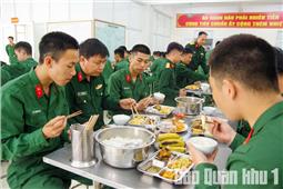 Gần gũi từ bữa cơm đồng hành cùng chiến sĩ