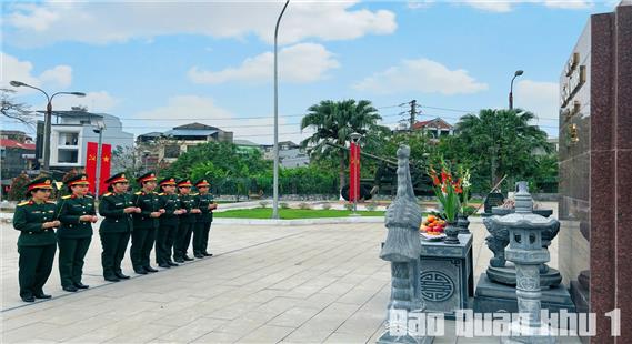 Hội Phụ nữ cơ sở Khối Pháp chế dâng hoa, dâng hương tưởng niệm Chủ tịch Hồ Chí Minh và các Anh hùng liệt sĩ