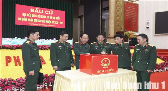 Quân khu kiểm tra công tác chuẩn bị bầu cử tại Nhà văn hóa Quân khu thuộc Tổ bầu cử số 10 Đồng Hỷ