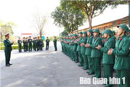 Trung tướng La Công Phương thăm, động viên chiến sĩ mới tại các đơn vị