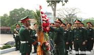 Đoàn đại biểu Đảng ủy, Bộ Tư lệnh Quân khu dâng hương Chủ tịch Hồ Chí Minh và các Anh hùng liệt sĩ nhân dịp Quân khu 1 đón nhận danh hiệu Anh hùng LLVT nhân dân