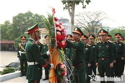 Đoàn đại biểu Đảng ủy, Bộ Tư lệnh Quân khu dâng hương Chủ tịch Hồ Chí Minh và các Anh hùng liệt sĩ nhân dịp Quân khu 1 đón nhận danh hiệu Anh hùng LLVT nhân dân