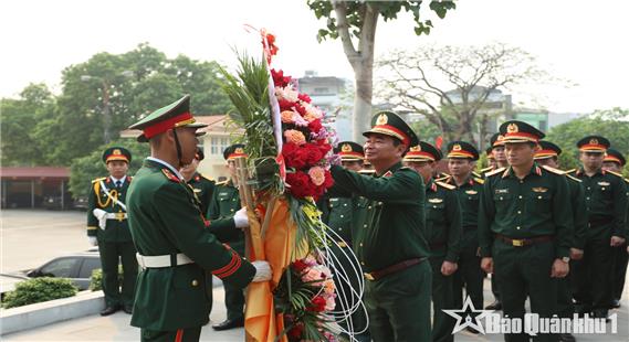 Đoàn đại biểu Đảng ủy, Bộ Tư lệnh Quân khu dâng hương Chủ tịch Hồ Chí Minh và các Anh hùng liệt sĩ nhân dịp Quân khu 1 đón nhận danh hiệu Anh hùng LLVT nhân dân