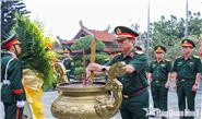 Đoàn đại biểu Quân khu dâng hương tưởng nhớ Chủ tịch Hồ Chí Minh và các vị tiền bối cách mạng