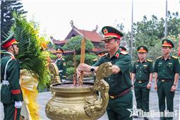 Đoàn đại biểu Quân khu dâng hương tưởng nhớ Chủ tịch Hồ Chí Minh và các vị tiền bối cách mạng