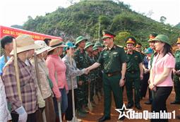 Trung tướng La Công Phương thăm, động viên lực lượng thi công đèo Lân Nóng