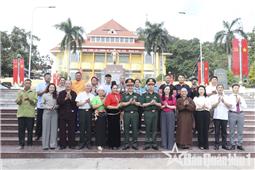 Đoàn đại biểu già làng, trưởng bản tiêu biểu khu vực phía Bắc tham quan, giao lưu văn hóa quân dân tại Quân khu
