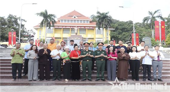 Đoàn đại biểu già làng, trưởng bản tiêu biểu khu vực phía Bắc tham quan, giao lưu văn hóa quân dân tại Quân khu