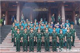 Đoàn đại biểu tham dự Gameshow “Sắc màu Sao Vuông” dâng hương tại Khu di tích lịch sử Quốc gia 60 liệt sĩ TNXP Đại đội 915