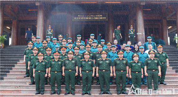 Đoàn đại biểu tham dự Gameshow “Sắc màu Sao Vuông” dâng hương tại Khu di tích lịch sử Quốc gia 60 liệt sĩ TNXP Đại đội 915