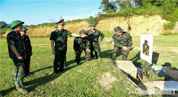 Thiếu tướng Trần Xuân Mạnh kiểm tra kết quả huấn luyện “3 tiếng nổ” chiến sĩ mới tại Sư đoàn 346