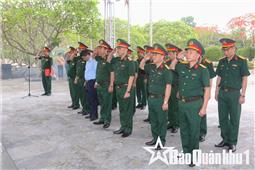 Đoàn đại biểu Quân khu dâng hương tri ân các Anh hùng liệt sĩ tại Điện Biên