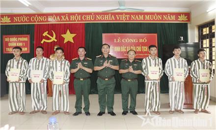 Trung tướng Trương Mạnh Dũng, Tư lệnh Quân khu trao giấy chứng nhân đặc xá năm 2026