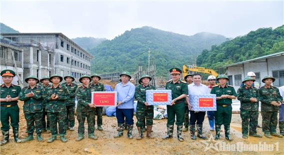 Trung tướng La Công Phương động viên lực lượng tham gia xây dựng trường học vùng biên giới tỉnh Cao Bằng