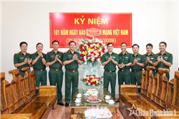 Chính ủy Quân khu chúc mừng các cơ quan báo chí nhân kỷ niệm 101 năm Ngày Báo chí cách mạng Việt Nam 21-6