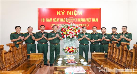 Chính ủy Quân khu chúc mừng các cơ quan báo chí nhân kỷ niệm 101 năm Ngày Báo chí cách mạng Việt Nam 21-6