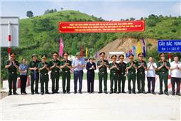 Quân khu 1 bàn giao công trình đường tuần tra biên giới và rà phá bom mìn, vật nổ tại Cao Bằng