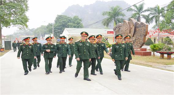 Tô thắm truyền thống Trung đoàn Cận vệ Anh hùng