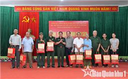 Thượng tướng Trương Thiên Tô thăm, tặng quà gia đình chính sách tại phường Linh Sơn
