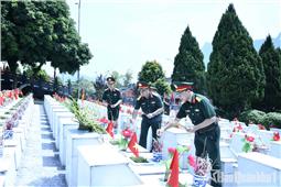 Sư đoàn 3 dâng hương tưởng niệm các Anh hùng liệt sĩ tại Vị Xuyên