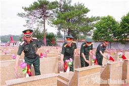 Đoàn công tác Quân khu 1 dâng hương tri ân các Anh hùng liệt sĩ tại Lạng Sơn