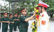 Đoàn công tác Quân khu dâng hương, tri ân các Anh hùng liệt sĩ tại Quảng Trị