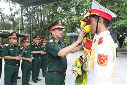 Đoàn công tác Quân khu dâng hương, tri ân các Anh hùng liệt sĩ tại Quảng Trị