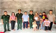 Lực lượng vũ trang Quân khu 1 thăm hỏi gia đình nạn nhân bị thiệt hại do bão số 4