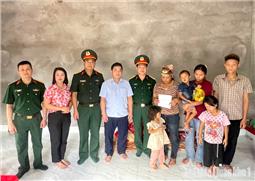 Lực lượng vũ trang Quân khu 1 thăm hỏi gia đình nạn nhân bị thiệt hại do bão số 4