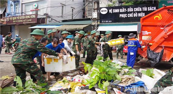 Các lực lượng tích cực giúp nhân dân Lạng Sơn khắc phục hậu quả mưa lũ