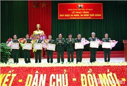 Đảng ủy Cục Hậu cần - Kỹ thuật trao tặng Huy hiệu 35 năm và 30 năm tuổi Đảng