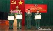 Đảng ủy Bộ Tham mưu trao Huy hiệu 30 năm, 35 năm tuổi Đảng 
